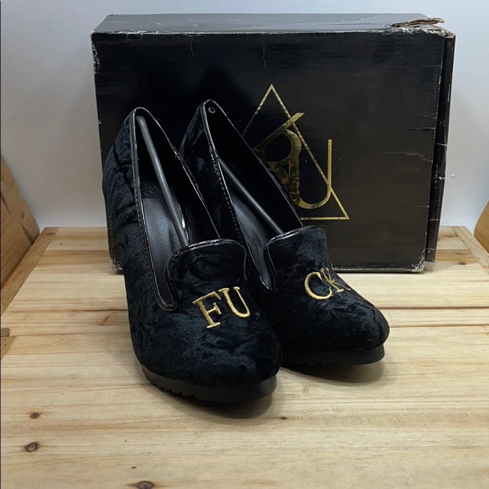 YRU Posch Black Velvet Size 8m